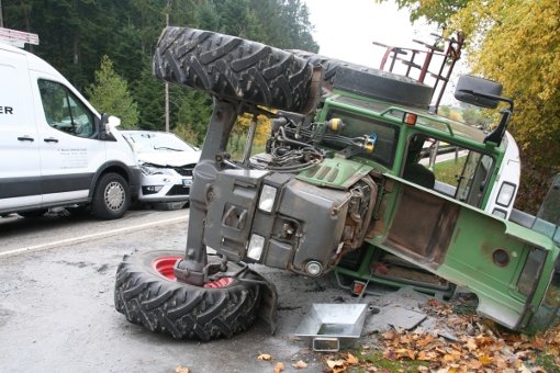 Bei einem Unfall zwischen Sulgen und Aichhalden ist am Mittwochnachmittag ein Traktor umgekippt. Zwei Personen wurden verletzt. Foto: Rath