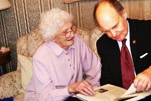 Lina Sulz und Dietrich Hahn blättern im Buch, das er ihr zum Geburtstag geschenkt hat. Es handelt von Otto Hahn, seinem Großvater. Foto: Müller Foto: Schwarzwälder-Bote