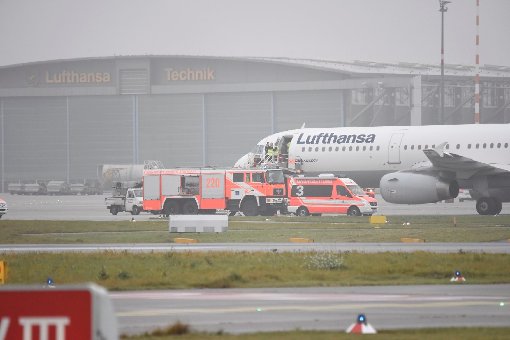 Eine Sicherheitslandung einer Lufthansa-Maschine hat am Donnerstagvormittag am Stuttgarter Flughafen Polizei und Feuerwehr auf den Plan gerufen. Foto: www.7aktuell.de | Oskar Eyb
