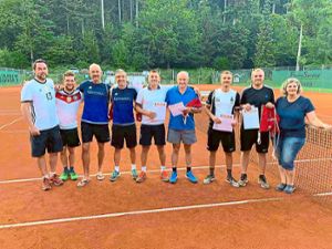 Die Teams  der Plätze eins bis vier (von rechts) neben Sportwartin Karin Berweck. Foto: Walther Foto: Schwarzwälder Bote