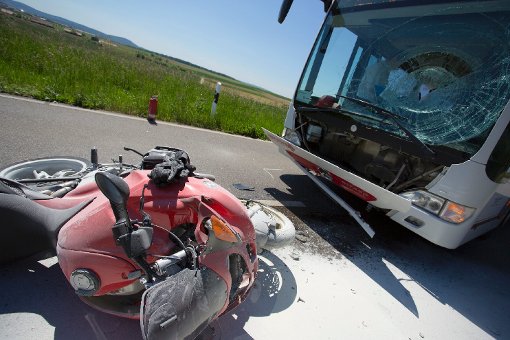 Bei der Kollision mit einem Linienbus ist ein 35 Jahre alter Motorradfahrer am Dienstagmittag schwer verletzt worden. Foto: www.7aktuell.de | Karsten Schmalz