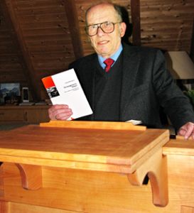 Richard Reininghaus ist im Alter von 79 Jahren gestorben. Das Bild zeigt ihn mit seiner Dissertation aus dem Jahre 2009. Foto: Schwarzwälder Bote