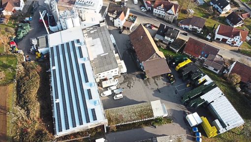Die Bürgerenergie Nordschwarzwald betreibt die neue Photovoltaik-Anlage auf dem Dach der Hochdorfer Kronenbrauerei. Foto: Bäzner