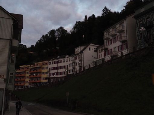 Ganz schön dunkel war es am Montagabend in Bad Wildbad, als unter anderem in der Olgastraße der Strom ausfiel. Foto: Mutschler