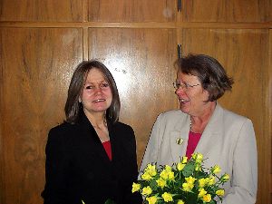 Schulleiterin Waltraud Günther (rechts) überreichte Jutta Schmehl das Abschiedsschreiben des Landrats und überbrachte den Dank des Kollegiums. Foto: Privat Foto: Schwarzwälder-Bote