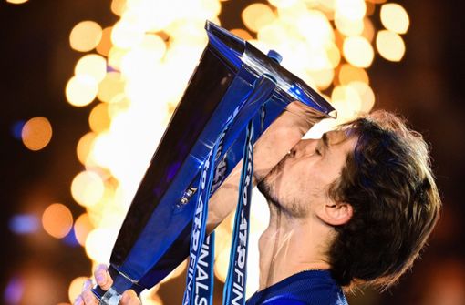 Ein Kuss für den Pokal: Alexander Zverev ist erneut Tennis-Weltmeister. Foto: dpa/Marco Alpozzi