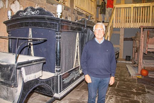 Der Vorsitzende des Heimat- und Geschichtsvereins Bad Liebenzell, Helmut K. Schiek, mit einem rund 100 Jahre alten Leichenwagen, der in der Ochsenscheuer steht.  Foto: Kunert Foto: Schwarzwälder Bote