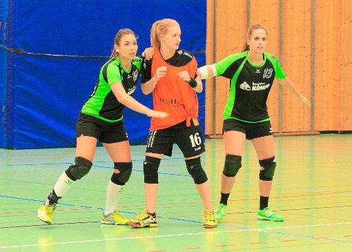 Das Frauenteam des  TSV Neuhengstett – hier Yasmin Ganzel (links) und Nathalie Kirchherr (rechts) – hatte den Gegner nur rund 20 Minuten lang im Griff. Foto: Kraushaar