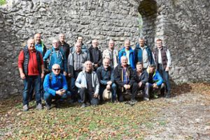 Die ASV Wandergruppe im Innenhof der ehemaligen Burg Rauber  Foto: ASV Foto: Schwarzwälder Bote
