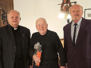Jubilar Paul Hilberer (Mitte) mit Pfarrer Adam Borek (links) und dem Vorsitzenden  des Kirchenchors, Herbert Firner.  Foto: Fehrenbacher Foto: Schwarzwälder-Bote