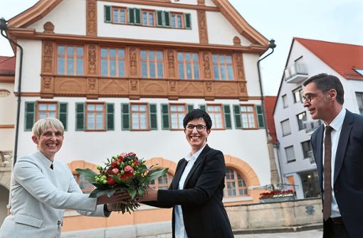 Carmen Haberstroh  (Mitte) hat ihr Ziel erreicht: Sie ist neue Oberbürgermeisterin von Metzingen. Die Erste Bürgermeisterin Jaqueline Lohde überreicht ihr einen Blumenstrauß und auch Norbert Echle freut sich mit. Foto: Kiehl