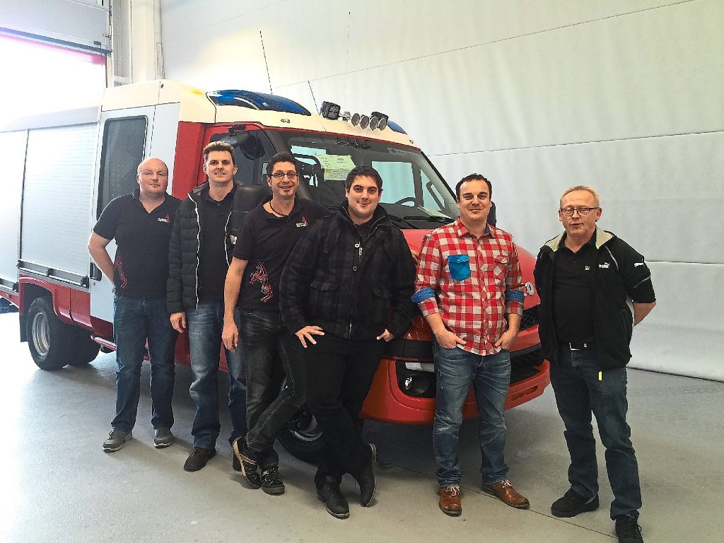 Irslinger Feuerwehrleute nehmen hautnah Kontakt mit dem neuen Fahrzeug auf.  Foto: Frei