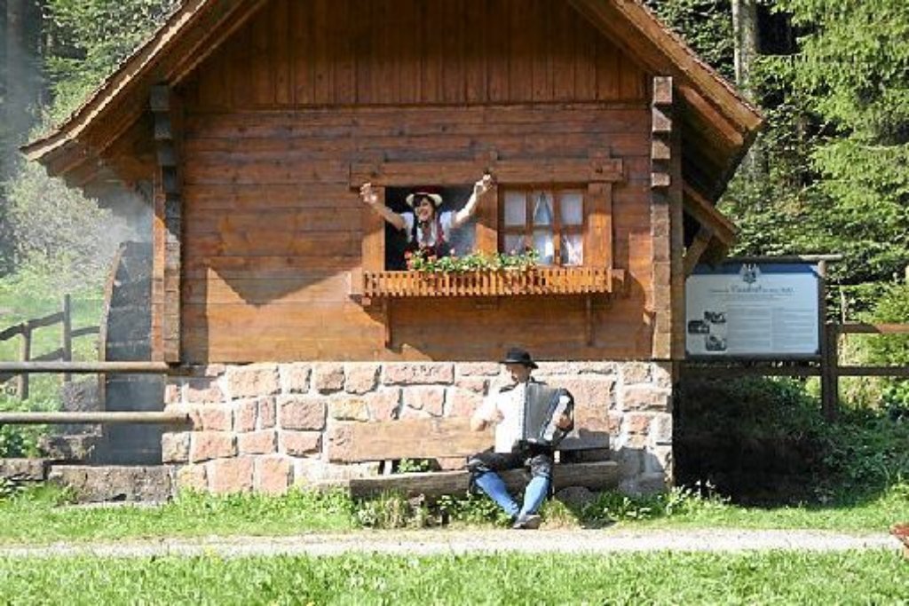 Löschgruppe der Feuerwehrabteilung Bad Rippoldsau dreht einen Video-Clip an der romantischen Weiherhütte.