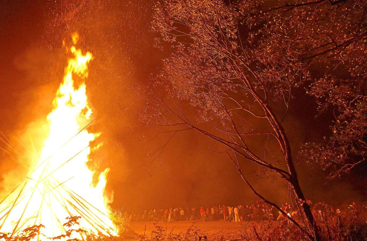 Ein imposantes Spektakel: Fast hätte in Hammereisenbach in diesem Jahr kein Kilwi-Feuer gebrannt – denn dessen Organisation durch die Vereine stand auf der Kippe. Foto: Ketterer