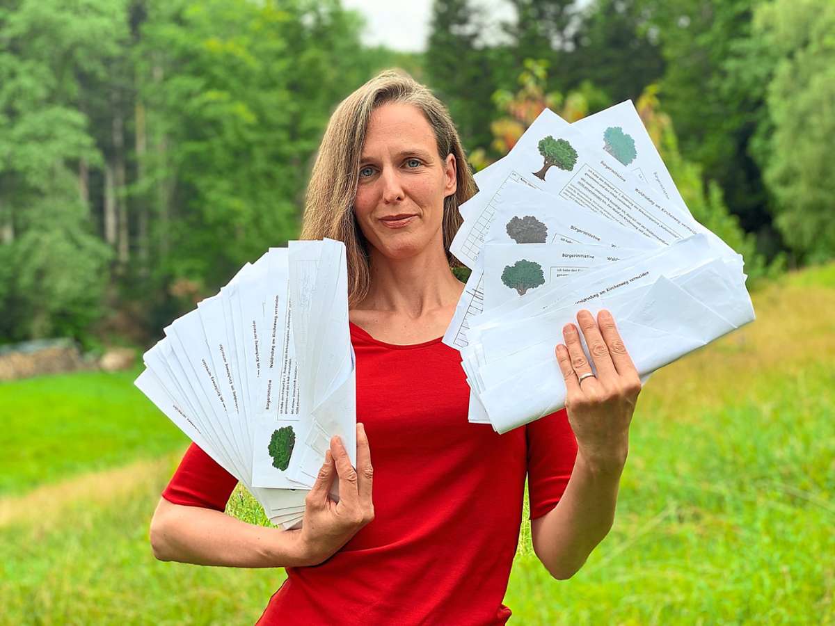 Uta Rothfuss sammelt Unterschriften gegen die geplante Rodung von Waldflächen im Bereich Kullenmühle. Foto: Zoller