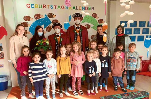 Die Narrenzunft Wellendingen besucht den Kindergarten. Foto: Peter