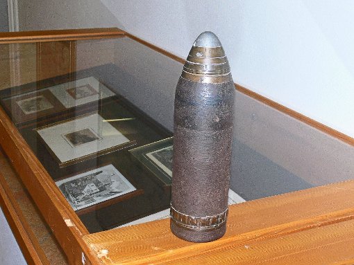 Dieses Kanonengeschoss zeugt im Hausacher Stadtarchiv vom Ersten Weltkrieg.  Foto: Kumpf Foto: Schwarzwälder-Bote