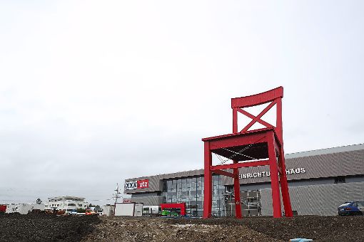 Zu übersehen ist der mächtige XXXLutz-Neubau mit dem riesigen roten Stuhl direkt an der B 33 definitiv nicht. Foto: Eich