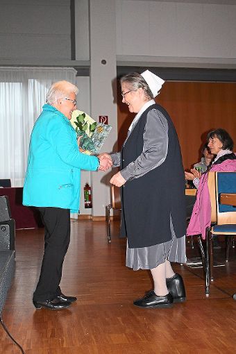 Ingerose Finkbeiner vom Vorbereitungsteam (links im Bild) dankte Schwester Irmgard Wieland für ihren Vortrag. Foto: Ellwanger Foto: Schwarzwälder-Bote