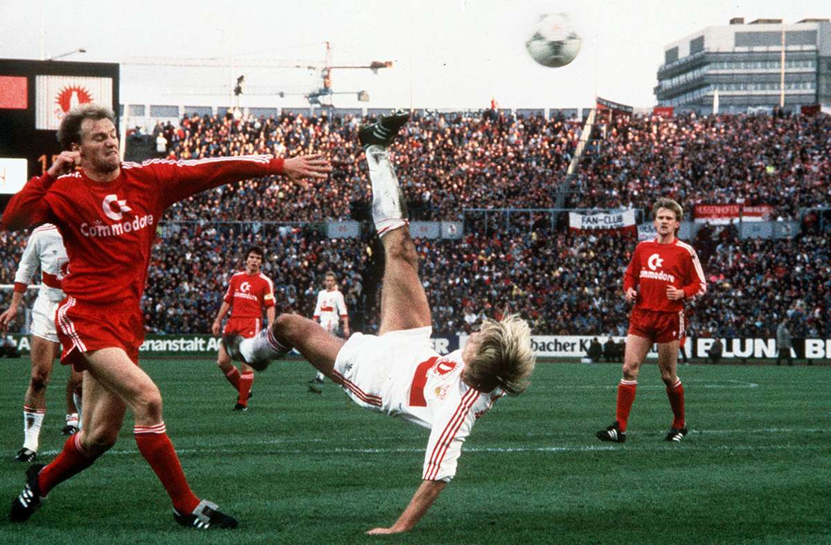 August 1987:  Jürgen Klinsmann trifft für den VfB Stuttgart  spektakulär gegen den FC Bayern.