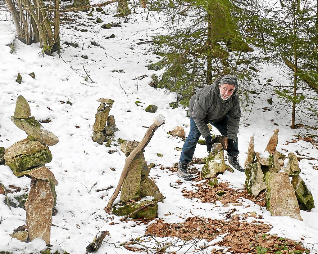 Immer wieder verändert der Dögginger Thomas Stumpp die Stein- und Kreuzskulpturen auf seinem Kunstpfad durch den Wald. Auch die Spaziergänger und Betrachter sind eingeladen, Veränderungen vorzunehmen. Foto: Strohmeier
