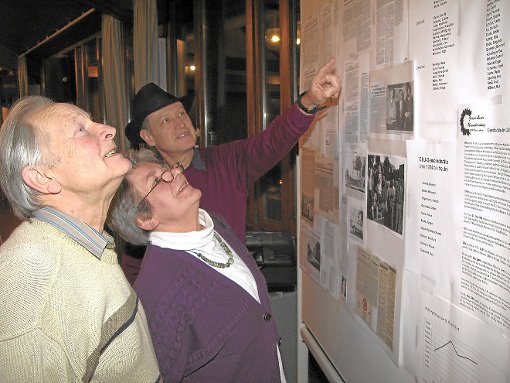 Dietmar Kairies zeigt Theodor und Annemarie Nietzschmann die Kandidatenliste der vergangenen 30 Jahre. Foto: Bohnert-Seidel Foto: Lahrer Zeitung