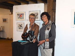 Christa Grübel und Silvia Berner präsentieren Trendschmuck und Bilder.  Foto: Vögele Foto: Schwarzwälder-Bote