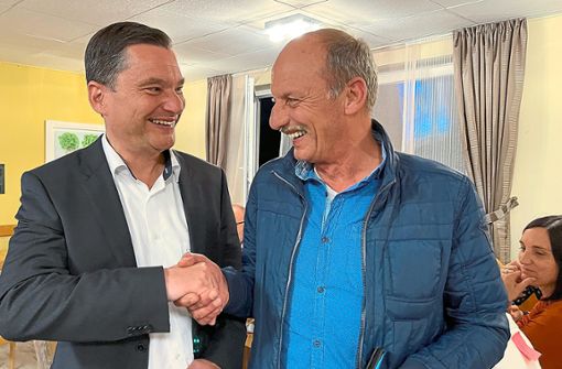 Jochen Borg (rechts) gratuliert Klaus Mack bei der CDU-Wahlparty in Spielberg zum Einzug in den Bundestag. Borg wird nun als Stellvertreter vorerst die Amtsgeschäfte Macks als Bürgermeister in Bad Wildbad weiterführen. Foto: Kunert