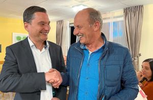 Jochen Borg (rechts) gratuliert Klaus Mack bei der CDU-Wahlparty in Spielberg zum Einzug in den Bundestag. Borg wird nun als Stellvertreter vorerst die Amtsgeschäfte Macks als Bürgermeister in Bad Wildbad weiterführen. Foto: Kunert