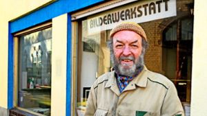 Roland Kramaska vor seiner Werkstatt, bei der  eine Ära zu Ende gegangen ist – denn nach 19 Jahren hat „Rahmen Roland“ im vergangenen Herbst geschlossen. Foto: Wendling