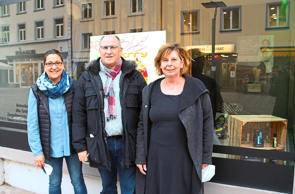 Nicole Jörger (von links), Thomas Sahl und Nicole Simon von den Heringsdörfler stehen vor dem dekorierten Schaufenster in der Niederen Straße in Villingen.