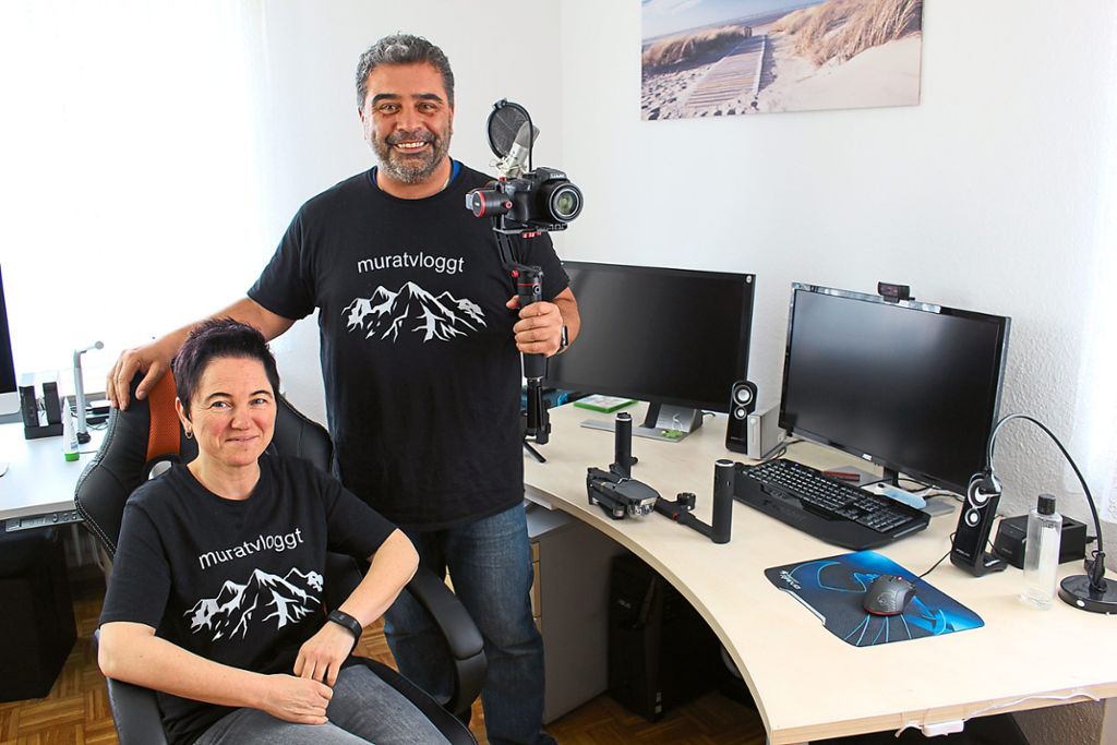 Murat Durul und seine Partnerin Bettina Nock im Wohnzimmer des YouTubers. Das ist auch gleichzeitig Produktionsbereich für die aufwendigen Videos, die mit hochwertigem Equipment entstehen. Fotos: Simon