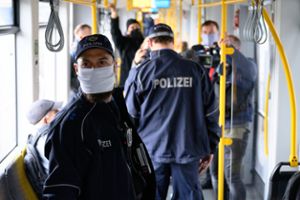Die Polizei kontrolliert die Einhaltung der Maskenpflicht im ÖPNV. (Symbolfoto) Foto: dpa