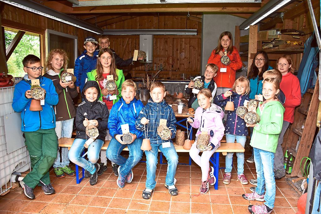Das Ferienprogramm des OGV Empfingen war gut besucht. 15 Kinder kamen, um Insektenhäuser zu bauen. Fotos: Baiker
