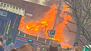 Meterhohe Flammen schlugen aus dem Umzugswagen in Kehl. Foto: Marco Dürr / Einsatz-Report 24