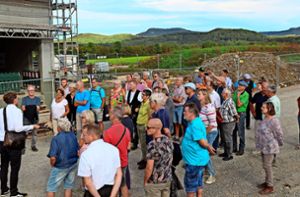 Gut 40 Besucher und Gemeinderäte haben die Baustelle für das Neubaugebiet Killberg besichtigt. Foto: Kauffmann