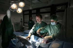 Ärzte im Sindelfinger Krankenhaus setzen einen Herzkatheter ein Foto: FACTUM-WEISE/factum / martin stollberg