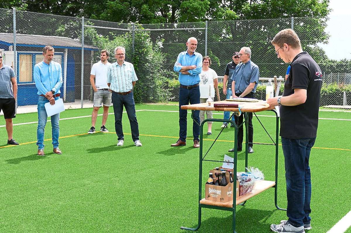 Der Sportverein Baisingen feiert die Einweihung seines Mini-Kunstrasenspielfeld in kleinem Rahmen. Foto: Feinler