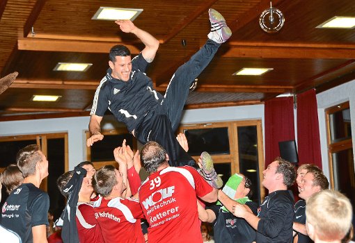 Mario Allgaier wird von seinen Athleten zum Abschied für den Vize-Titel und eine Super-Saison gefeiert. Foto: Bauer Foto: Schwarzwälder-Bote