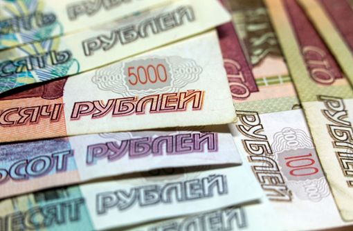 Der Rubel brach am Montagmorgen um mehr als 20 Prozent ein. (Symbolfoto) Foto: dpa/Jens Büttner