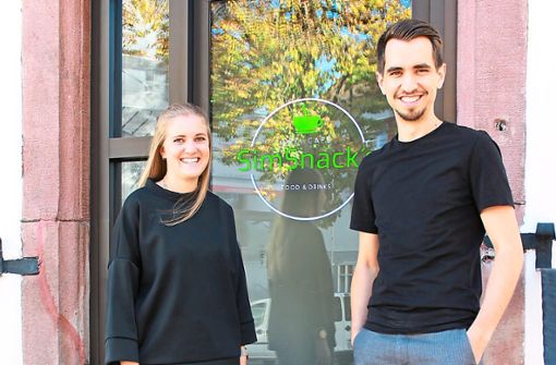 Lisa und Ayhan Simsek eröffnen in Haslach am Pfarrplatz ein neues Café. Dort wollen sie auch regelmäßige Veranstaltungen anbieten. Foto: Störr