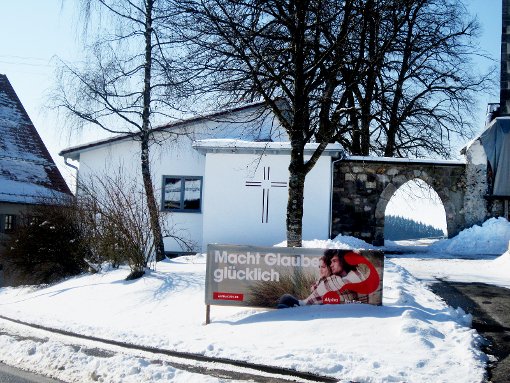 Das Transparent zeigt es: Im Leidringer Gemeindehaus findet ein Glaubenskurs statt. Foto: Bachmann Foto: Schwarzwälder-Bote