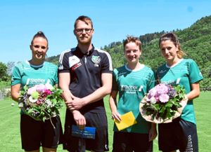 SV Hopfaus Spielerin Doreen Dienel (Zweite von rechts) bedankte sich bei  (von links) Lisa Rebmann, Tim Wulf  und Saskia Klemenz für ihr Engagement im Verein. Foto: Schwarzwälder Bote