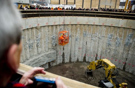 Tunnelpatin Beate Dietrich (im Bagger) sticht den Tunnel symbolisch an Foto: Kovalenko