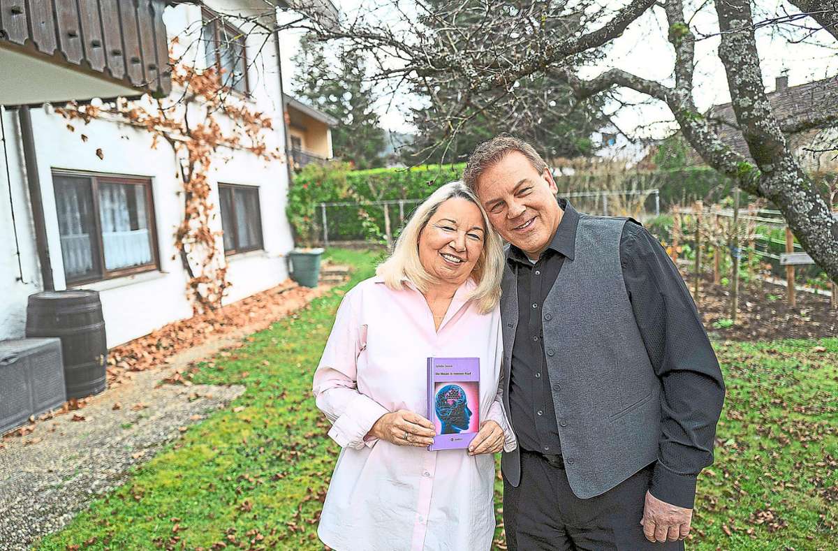 Sybella Jersch freut sich mit ihrem Mann über die erfolgreiche Fertigstellung ihres Buches Die Mauer in meinem Kopf, in dem die Autorin einen Teil ihrer Lebensgeschichte verarbeitet. Foto: Fritsch