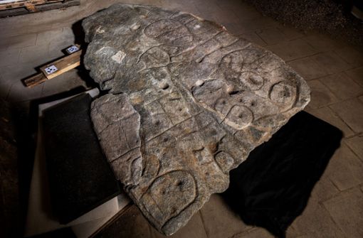 Die verschollene Steinplatte aus der Bronzezeit zeigt wahrscheinlich das Herrschaftsgebiet. Foto: dpa/Denis Gliksman