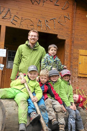Rainer Caspar, der Leiter des Waldkindergartens Villingen, und seine Männer genießen im Sachsenwäldle jeden Tag die Natur.   Foto: Heinig Foto: Schwarzwälder-Bote