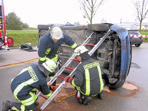 Mit einer Leiter stützen Feuerwehrleute ein Auto ab – eine der Aufgaben beim Aktionstag. Foto: May Foto: Schwarzwälder-Bote