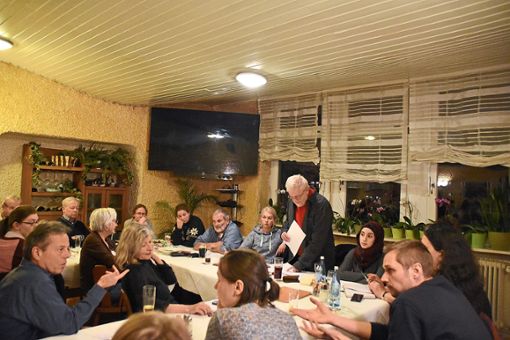 Unter der  Leitung von Günter Endres (stehend) diskutierte der Freundeskreis Flüchtlinge über   die Erhöhung der Wohngebühren für Flüchtlinge.   Foto: Armbruster