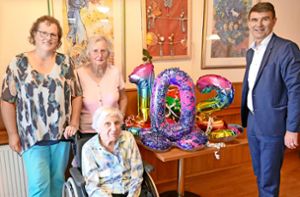 Pauline Walliser (vorne) feierte ihren  102. Geburtstag. Dazu gratulierten Enkelin Karin Nübel und  Schwiegertochter Margarete Walliser sowie Bürgermeister Dieter Bischoff (von links). Foto: Sabine Stadler